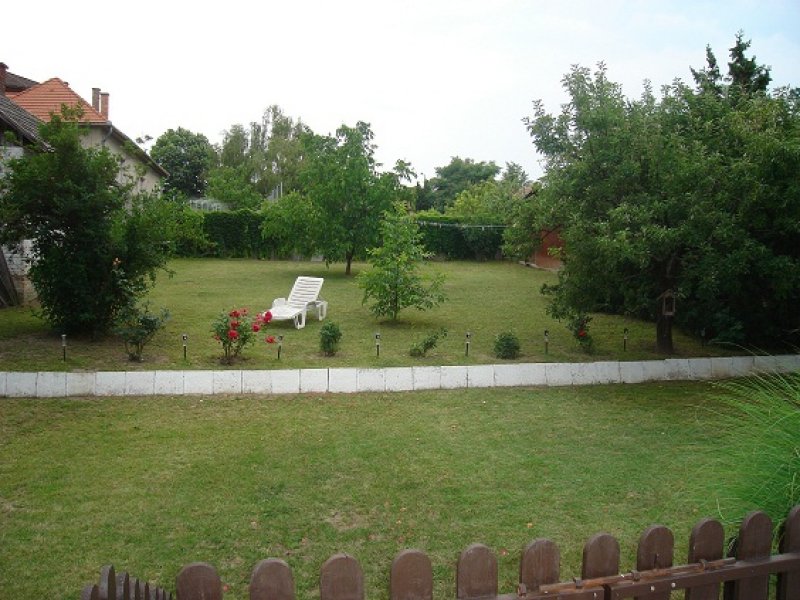 Parkoló és udvar